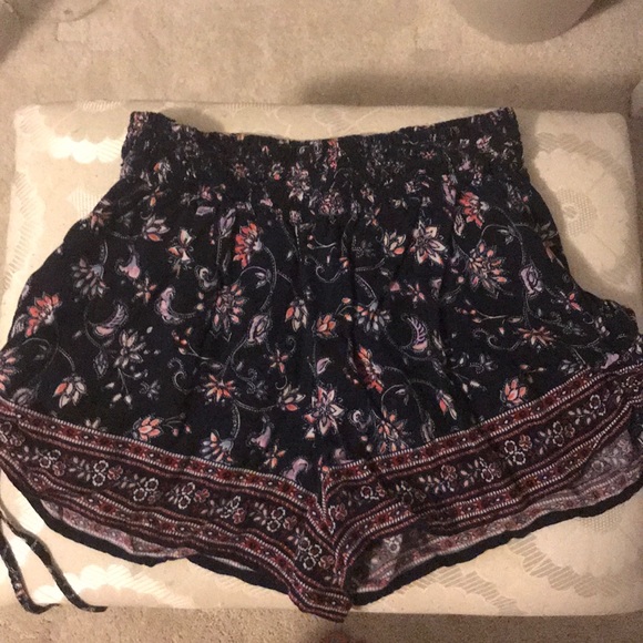 hollistter flowy shorts - Picture 2 of 3